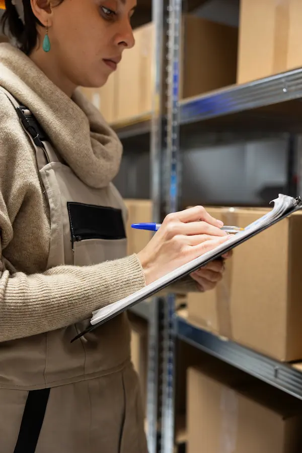 Función del depósito temporal aduanas en el control de mercancías