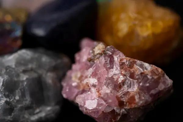 Otros minerales metálicos con alta relevancia comercial
