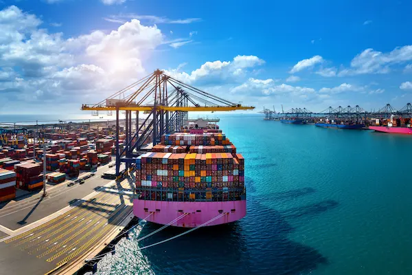 Qué son los contenedores marítimos y cuál es su función en el comercio internacional